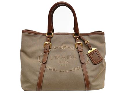 come pulire borsa di nylon prada